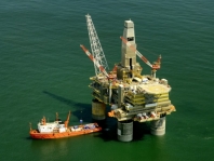 Oil futures rose on market sentiment improvement