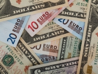 EUR/USD retreated from a one-month peak 