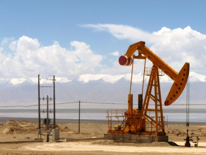 WTI crude oil is traded near a 2-week low on the eve of stocks report